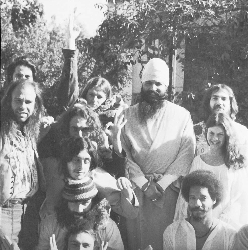 Siri Singh Sahib avec les hippies page du livre The Man Called the Siri Singh Sahib